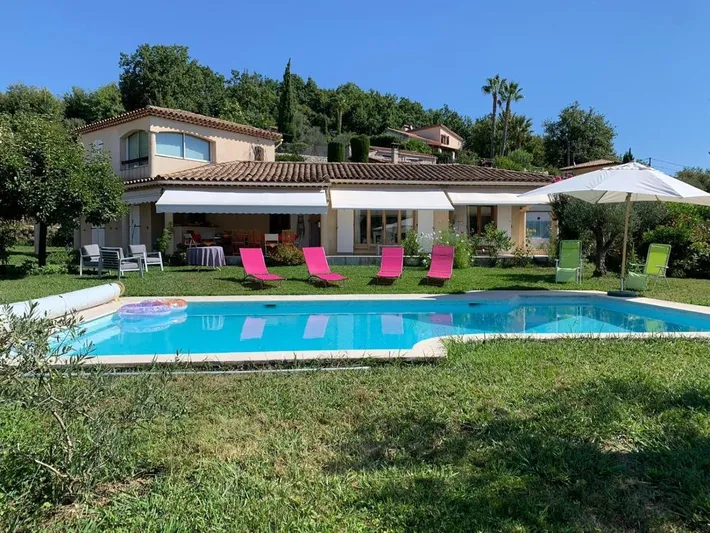 Alojamiento y desayuno para 3 personas, con piscina además de vistas y jardín - 1