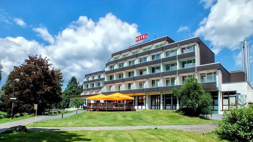 Hotel, mit Balkon und Terrasse sowie Pool und Sauna