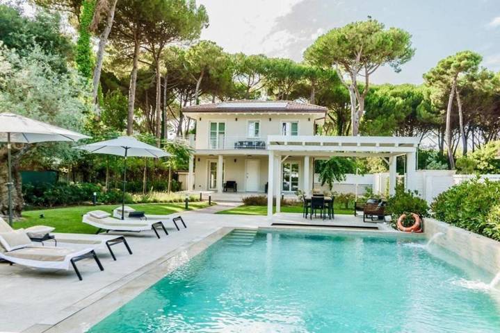 Villa con piscina per 11 persone, con Balcone e Terrazza nonché Piscina e Panorama a Forte dei Marmi
