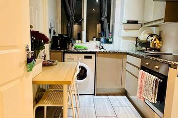 Bed And Breakfast for 7 Guests in Tower Hamlets, London, Picture 2