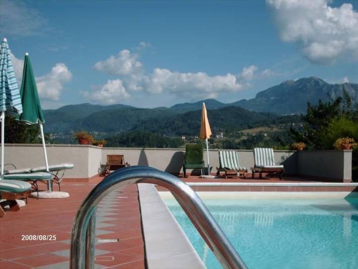 Agriturismo per 6 persone, con piscina a Camporgiano