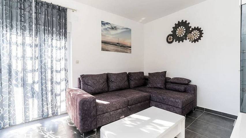 Ferienhaus für 7 Personen, mit Garten und Pool in Obrovac