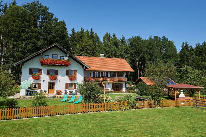 Ferienwohnung für 2 Personen, mit Balkon und Terrasse sowie Garten in Ainring