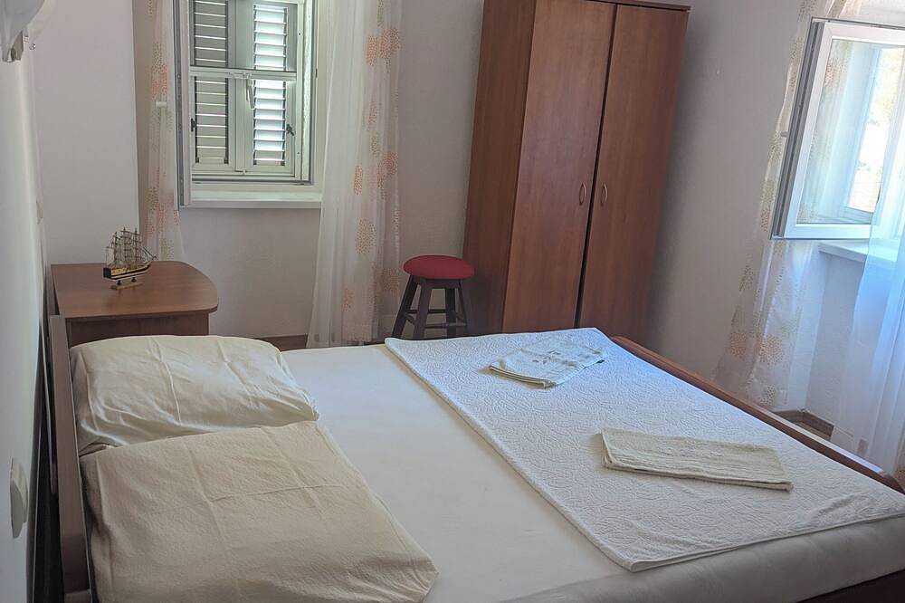 Lovely room (each 80€ for 2 persons) with bathroom (+10€ per day for kitchen) in Municipalité de Budva
