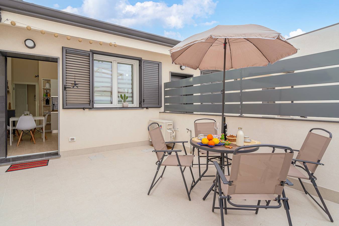 Appartement entier, Villa 'Benvenuti Al Sud' avec terrasse privée, jardin privé et climatisation in Marina di Avola, Avola