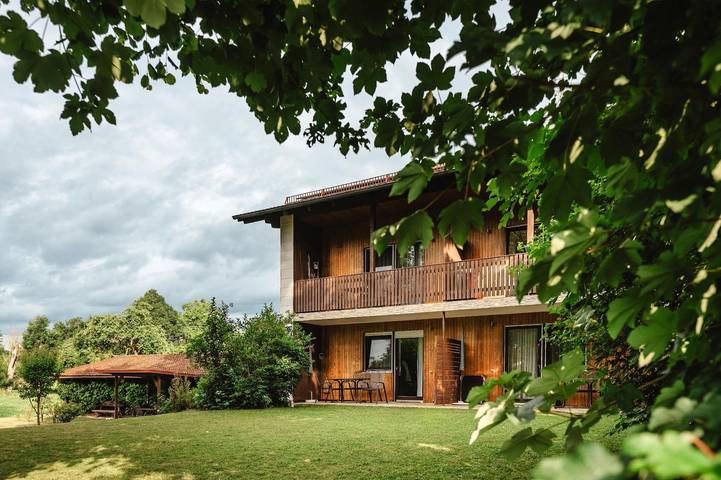 Ferienwohnung für 2 Personen, mit Balkon/Terrasse und Terrasse sowie Garten