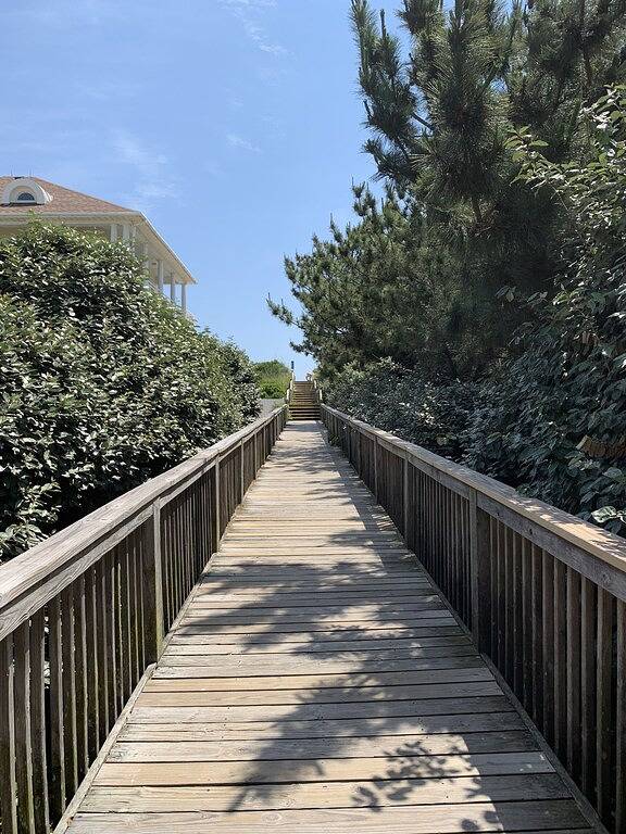 Vacation rental for 8 people, with terrace and yard in Corolla