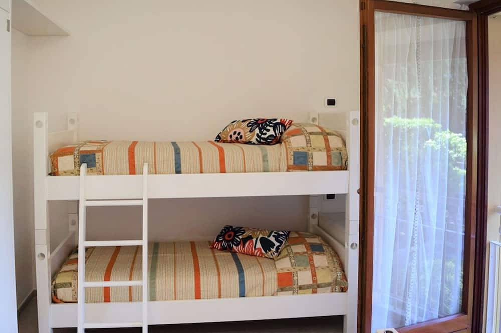 Geheel appartement, Leuk appartement voor 6 personen met zwembad, Wifi, Tv, patio en parking in Porto Valtravaglia, Lago Maggiore (Lombardy)