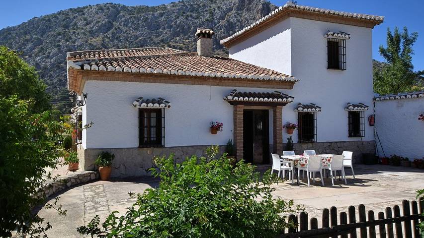 Casa rural para 6 personas, con piscina además de jardín y terraza, Se admiten mascotas en Loja