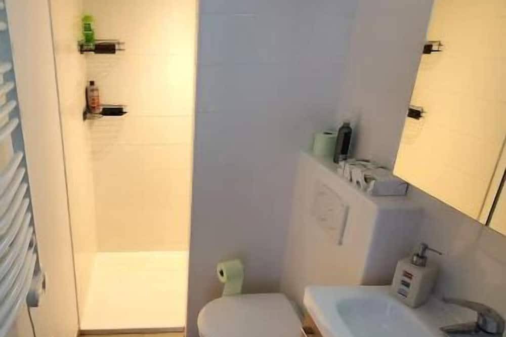Entire apartment, Petit Loft Avec Terrasse Arborée au Lilas in Les Lilas, Seine-Saint-Denis