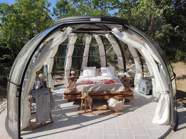 Tente pour 2 personnes, avec Jacuzzi ainsi que Jardin et Vue dans Allier