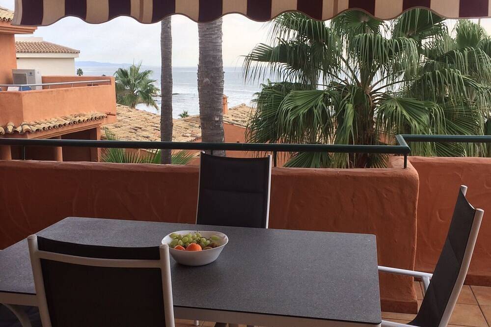 Apartamento entero, Moderno y cómodo ático de tres dormitorios con impresionantes vistas al mar in Buenas Noches, Estepona