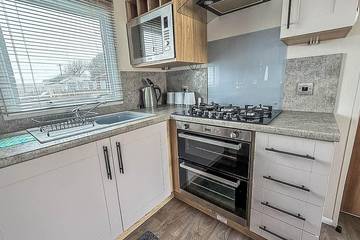 Static Caravan for 6 People in Waveney District, Suffolk, Photo 4