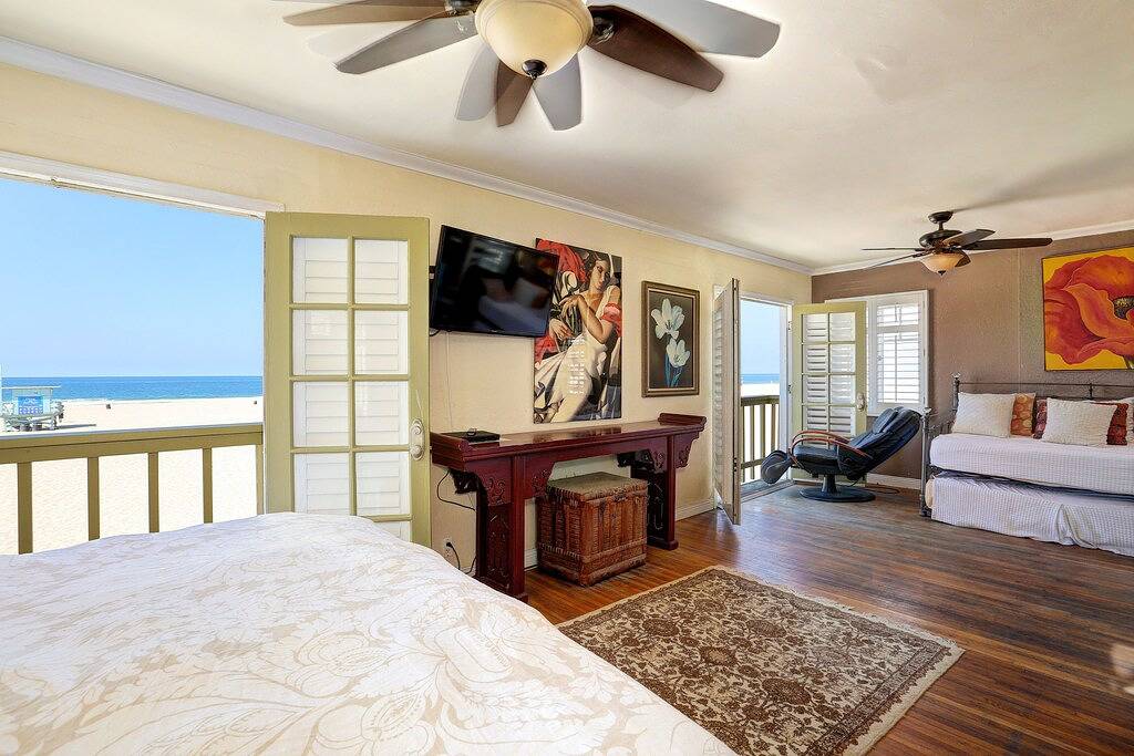 Atemberaubende Beachfront mit Dachterrasse in Hermosa Beach, Los Angeles County