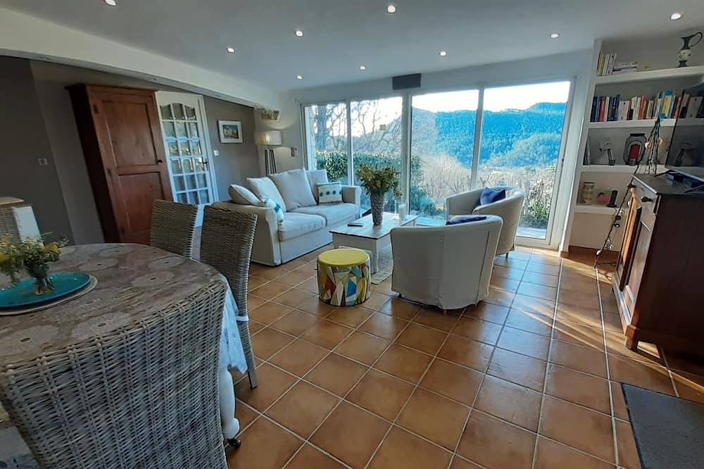 House in the spirit of a quiet sheepfold in a Provençal garden in Bagnols-en-Forêt, Draguignan region