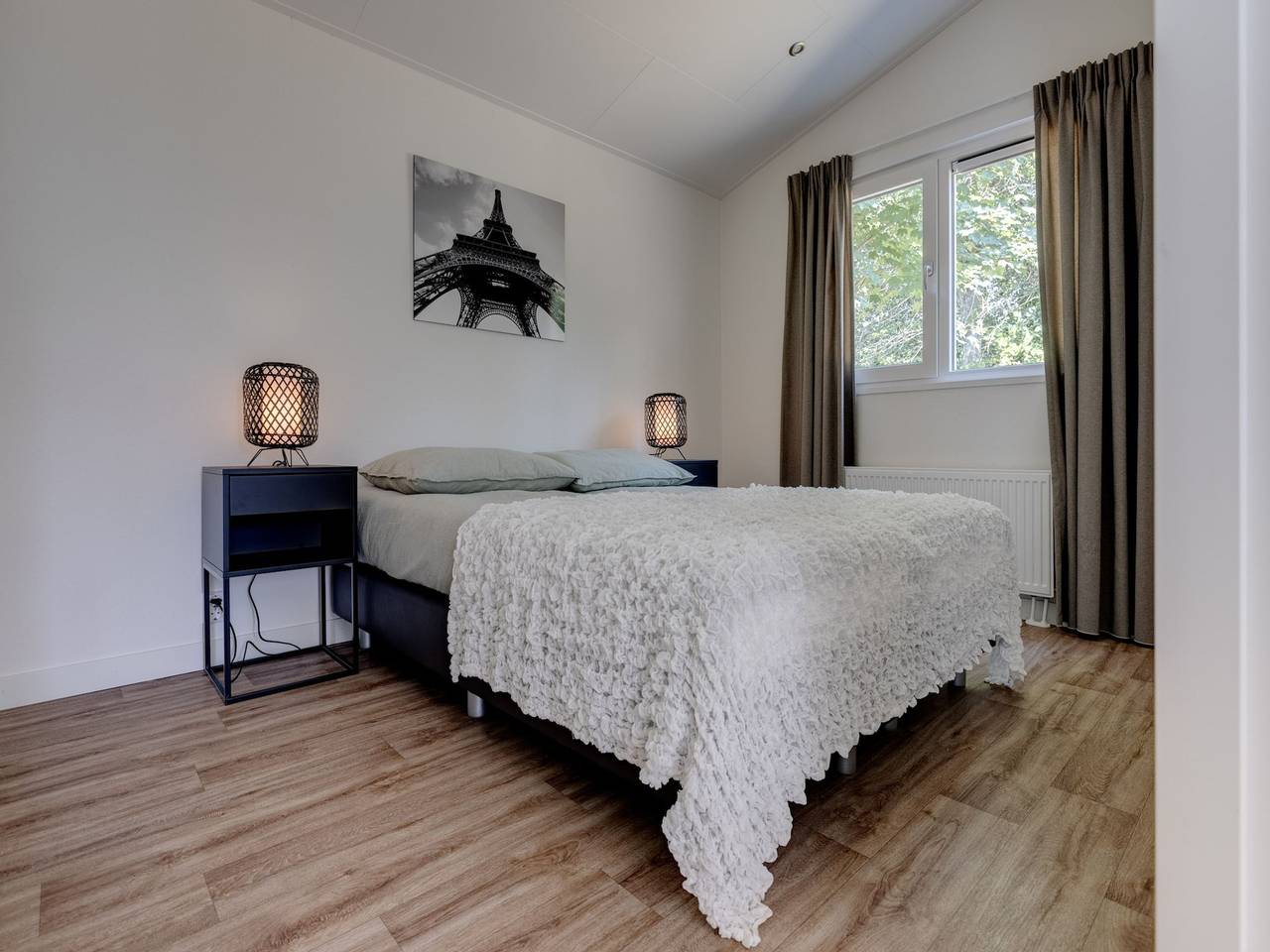 Modern chalet with bath, in a holiday park in the Brabant Kempen in Veldhoven, North Brabant