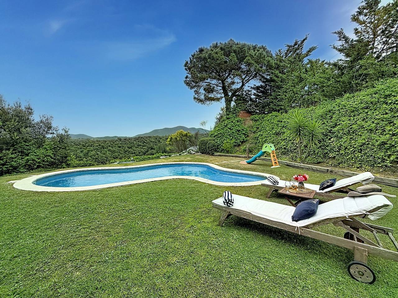 Villa 'Can Ayala' Arenys de Munt - Con jardín y piscina privada. in Vallgorguina, Costa del Maresme