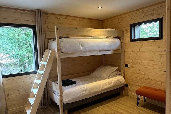 Luxurious Lodge with Private Hot Tub, Gym & Covered Pool by Golf Course in Le Chambon-sur-Lignon, Mézenc