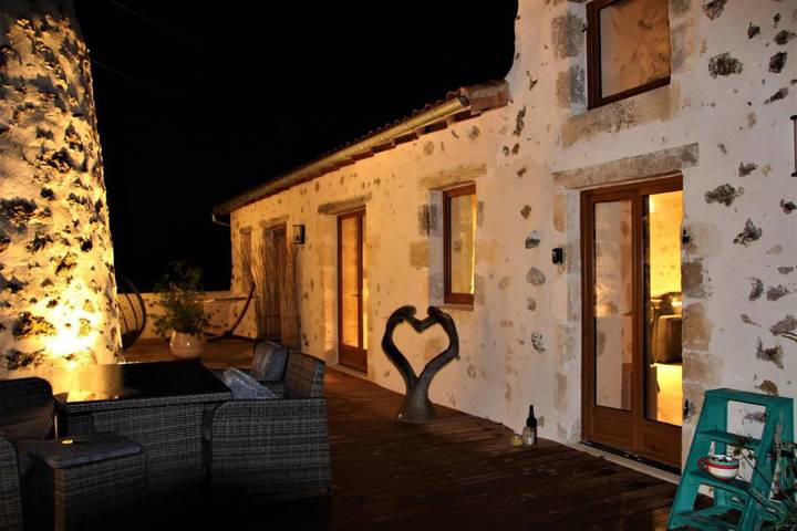 Location de vacances pour 6 personnes, avec terrasse et vue ainsi que jardin et piscine, animaux acceptés à Bonnes - 2