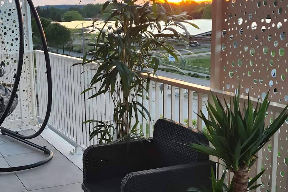 Entire apartment, On the edge of the lake and its beaches and a 6-minute walk from Spirou and Wave island parks. in Monteux, Vaucluse