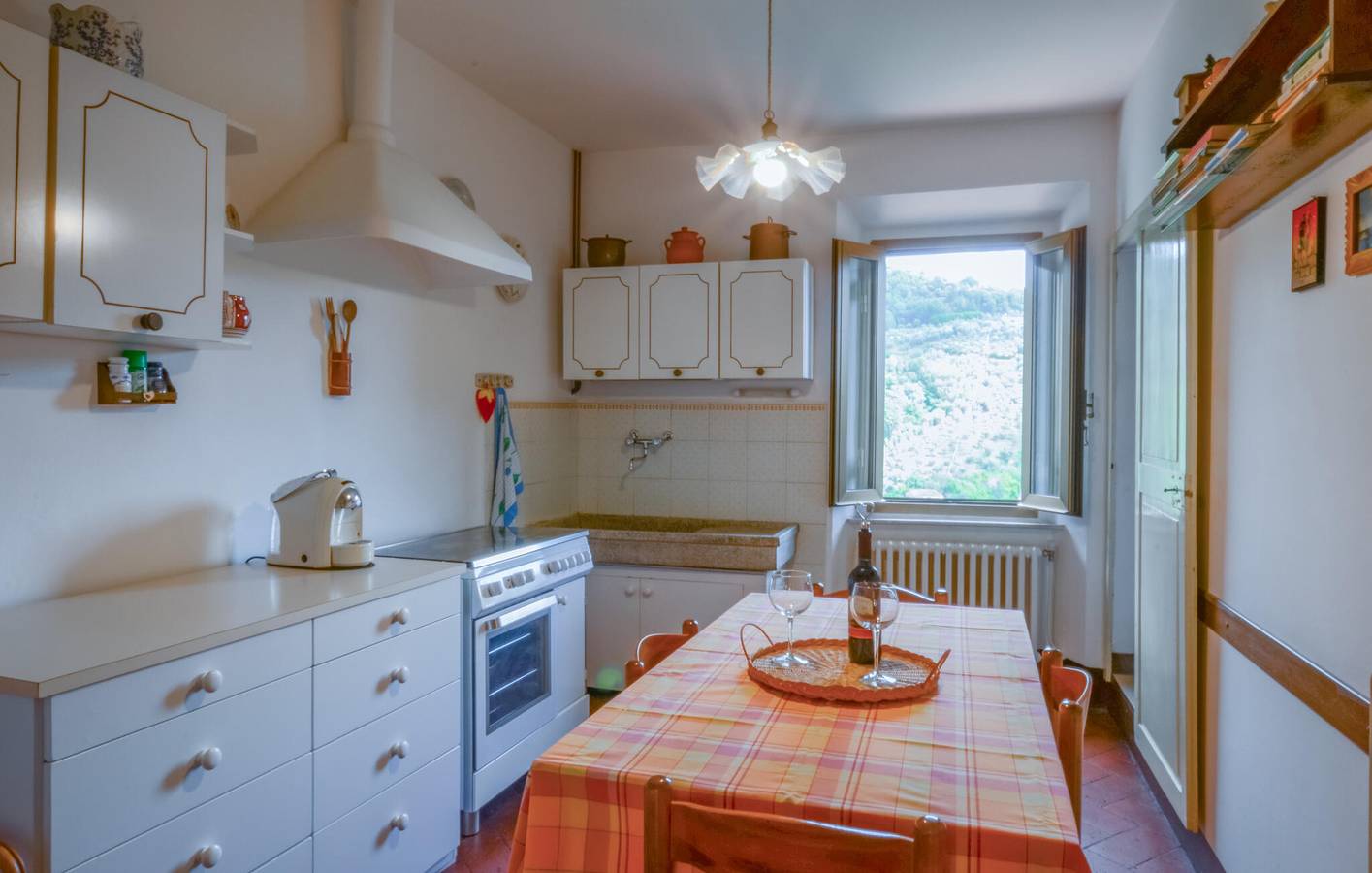 Ganze Ferienwohnung, City Center Apartment mit TV, AC, Küche & Parkplatz in Massa e Cozzile, Pistoia Provinz