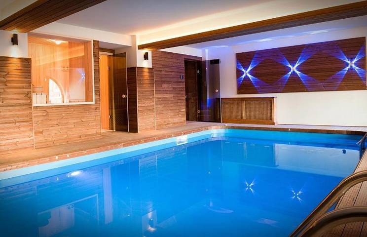 Hôtel pour 3 personnes, avec Balcon et Terrasse ainsi que Jardin et Piscine dans Dorna-Arini