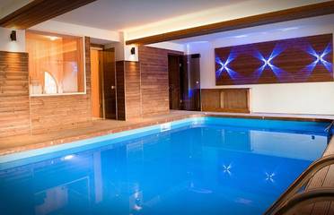 Hôtel pour 3 personnes, avec sauna et piscine ainsi que jardin et vue dans Dorna-Arini