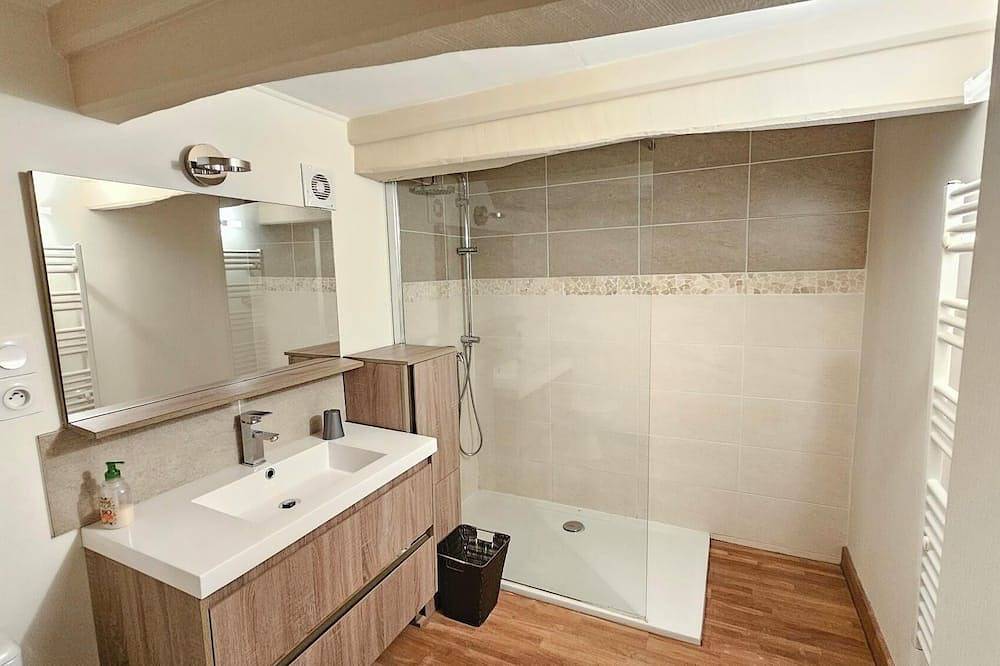 Casa De Piedra renovado con gusto Con Tenis En Un Refugio De La Paz in Féniers, Parque Natural Regional de Millevaches en Lemosín