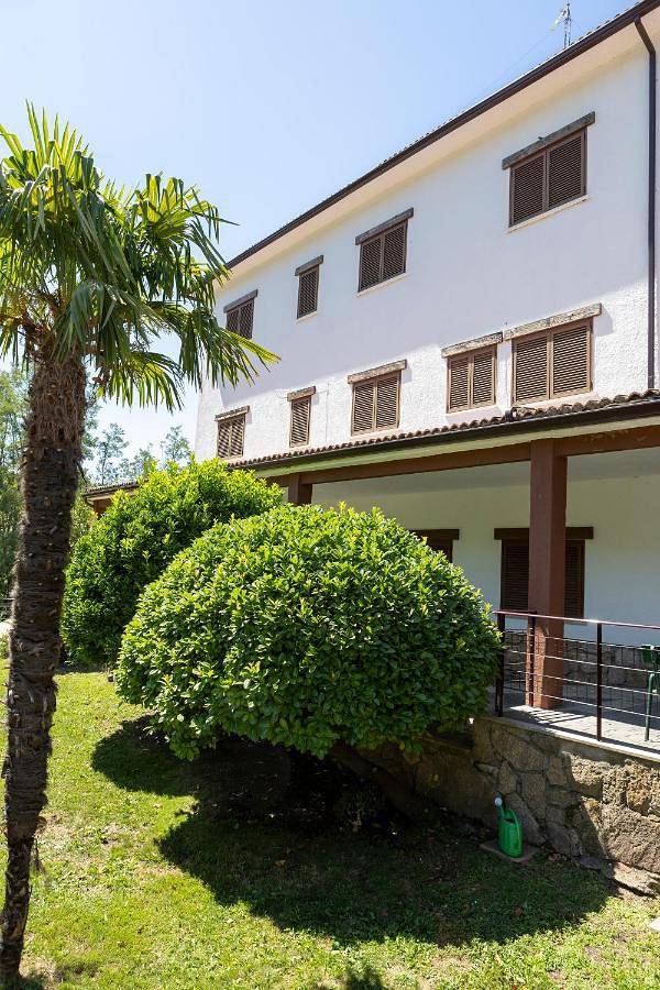 Apartamento para 2 personas, con terraza y vistas además de piscina y jardín en Navaluenga