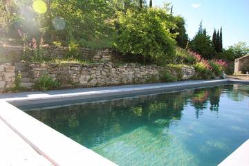 Gîte pour 4 personnes, avec piscine ainsi que terrasse et jardin à Balazuc