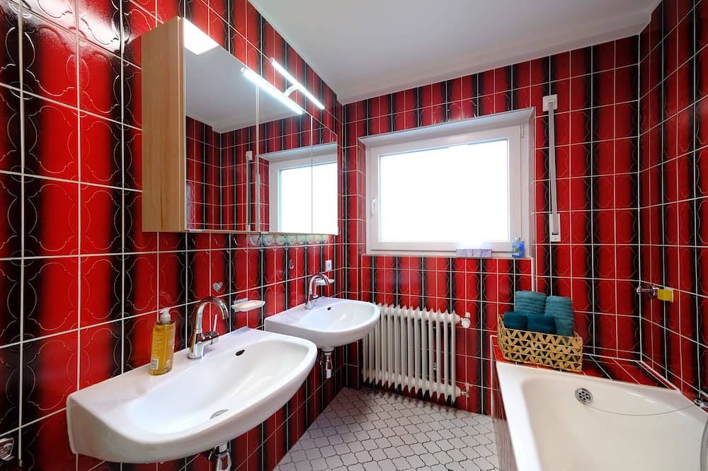 Ganze Wohnung, Gemütliche u. großzügige Ferienwohnung - 15 Min zum Europapark Rust in Teningen, Südschwarzwald