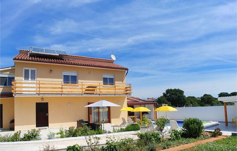 Ferienhaus für 7 Personen, mit Terrasse und Pool - 1