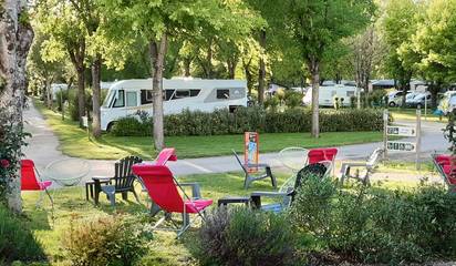 Gîte pour 4 personnes, avec vue ainsi que terrasse et piscine à Coulon