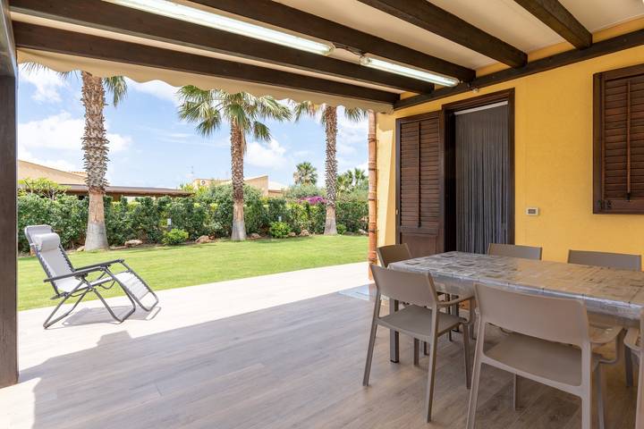 Villa "Summer Spritz" vicino alla spiaggia con vista sulle montagne, Wi-Fi in Cornino, Custonaci