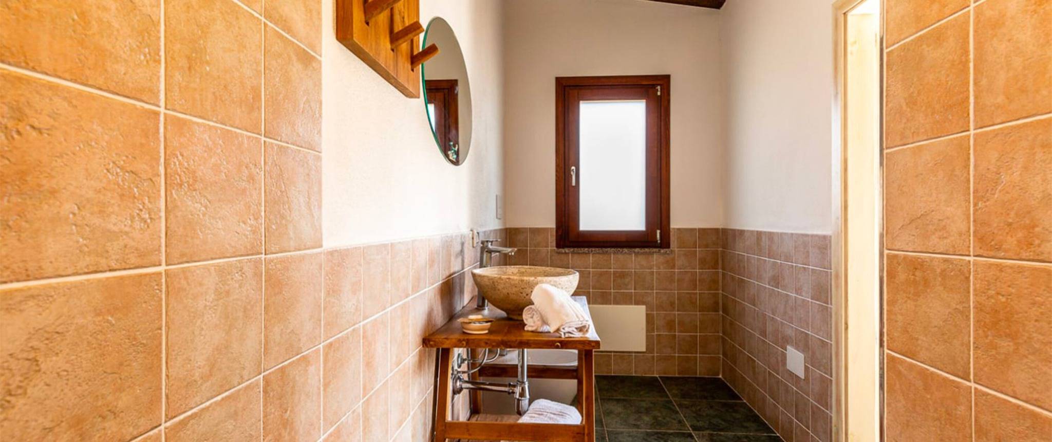 Camera 'Ginepro' con Vista Montagna, Wi-Fi e Aria Condizionata in Uta, Cagliari e Dintorni