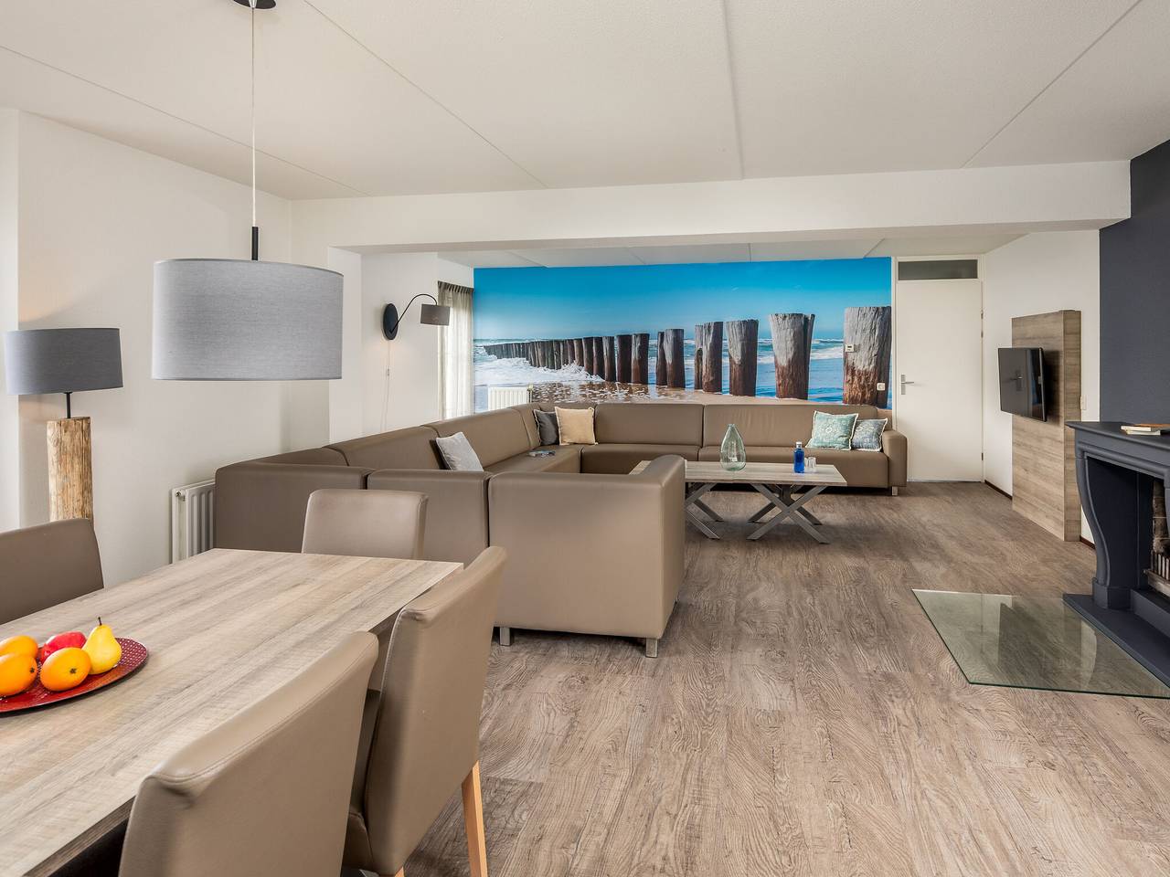 Moderne villa met omheinde tuin. in De Banjaard, Kamperland