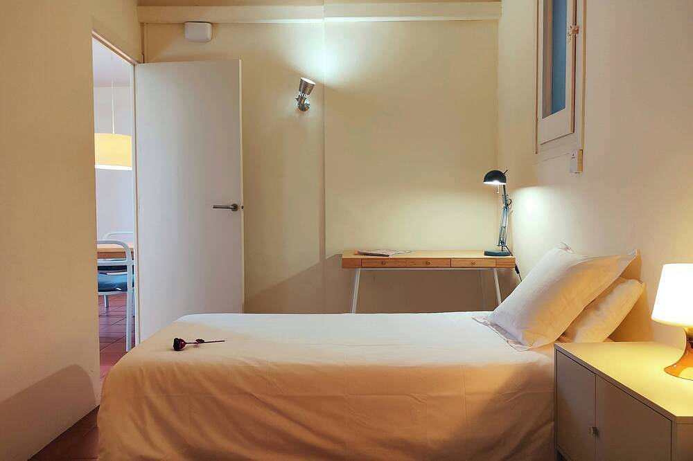 Apartamento entero, Rl Spacious 2-Bed Apt on La Rambla. Wifi &Central in Centro Barcelona, Barcelona