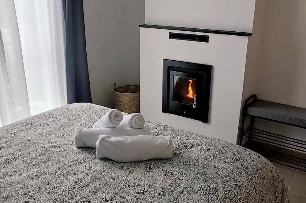 Casa Rural con Chimenea en Dormitorio, y Sala de Juegos. Con Piscina en Verano!! in Segura de León, Sierra Morena