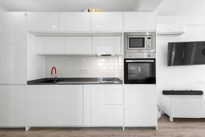 Apartamento entero, Apartamento 'Copenhague - 049' con vistas a la montaña, Wi-Fi y aire acondicionado in Torre del Mar, Vélez-Málaga