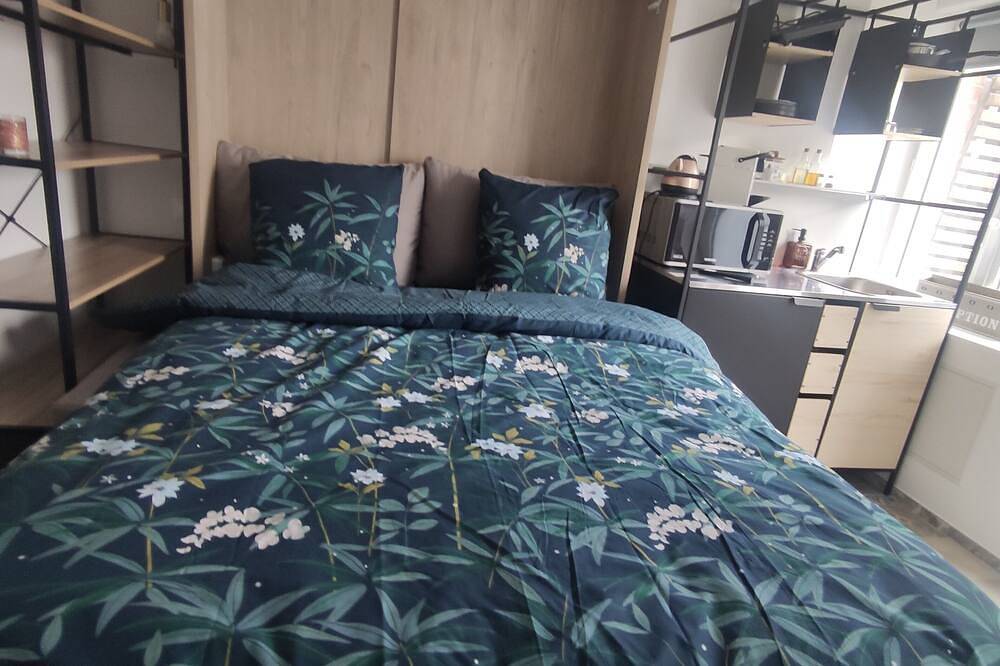 Entire apartment, Accommodation, terrace and secure, covered parking lot 5 minutes from Lille in Marcq-en-Barœul, Lille region