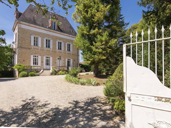 Gîte pour 6 personnes, avec jardin ainsi que piscine et terrasse à Brouchaud