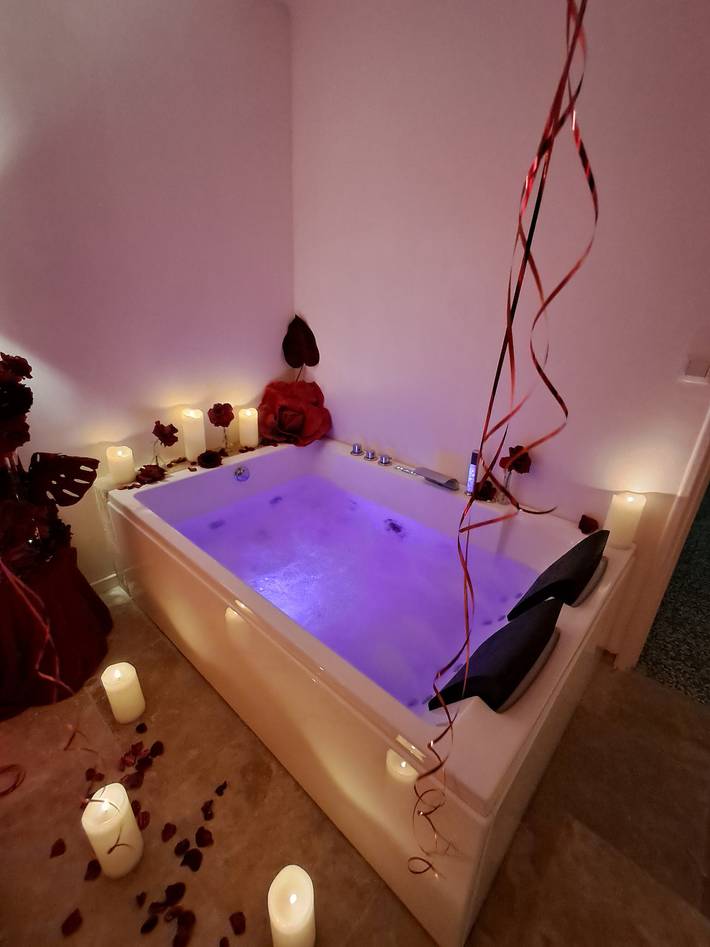 Chambre d’hôte pour 2 personnes, avec jacuzzi ainsi que bassin pour enfant et jardin, adapté aux familles à Le Luc
