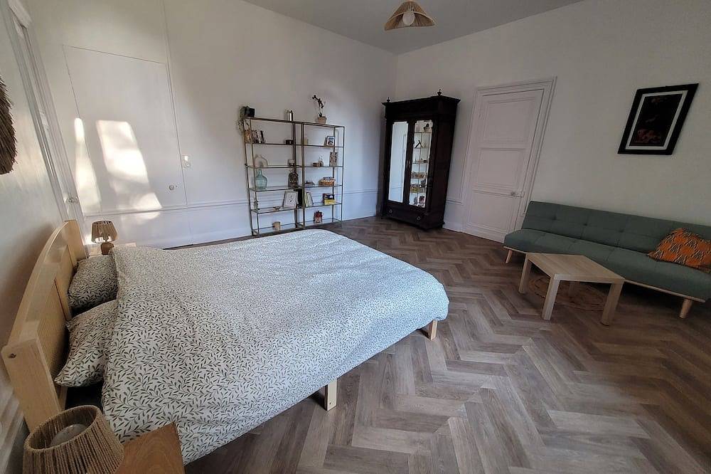 Entire apartment, Charming apartment in a house with character in Surgères, Rochefort region