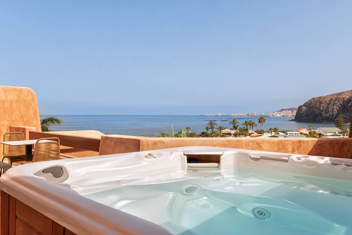 Ferienhaus für 4 Personen, mit Balkon und Whirlpool sowie Terrasse in Arona - 2