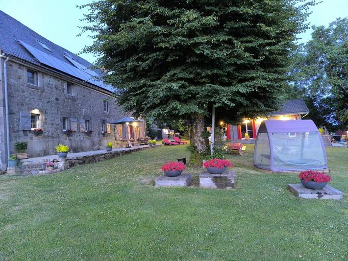 Chambre d’hôte pour 2 personnes, avec jacuzzi et jardin, animaux acceptés à Singles (Puy-de-Dôme)