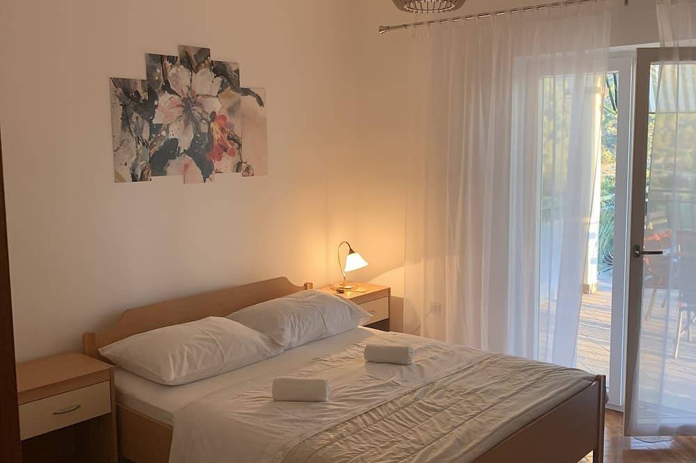 Ganze Wohnung, 2-Zimmer-Ferienwohnung mit Terrasse und Meerblick Grebastica, Sibenik in Grebastica, Šibenik-Knin