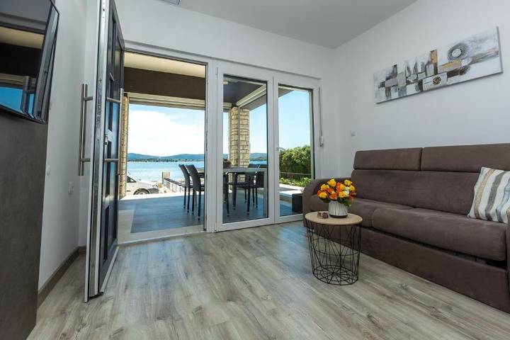 Ferienwohnung für 4 Personen, mit Balkon/Terrasse und Pool in Sveti Filip i Jakov