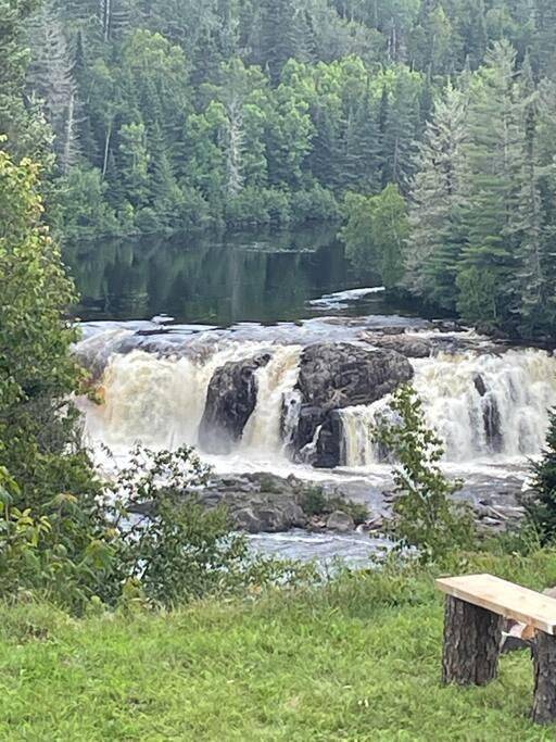 Location de vacances pour 6 personnes, avec jardin et vue à Saguenay