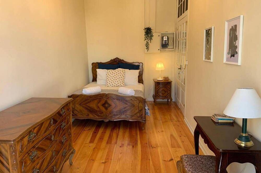 Charming Santos 6 Bedroom Apartment Iii in Lapa, Lissabon