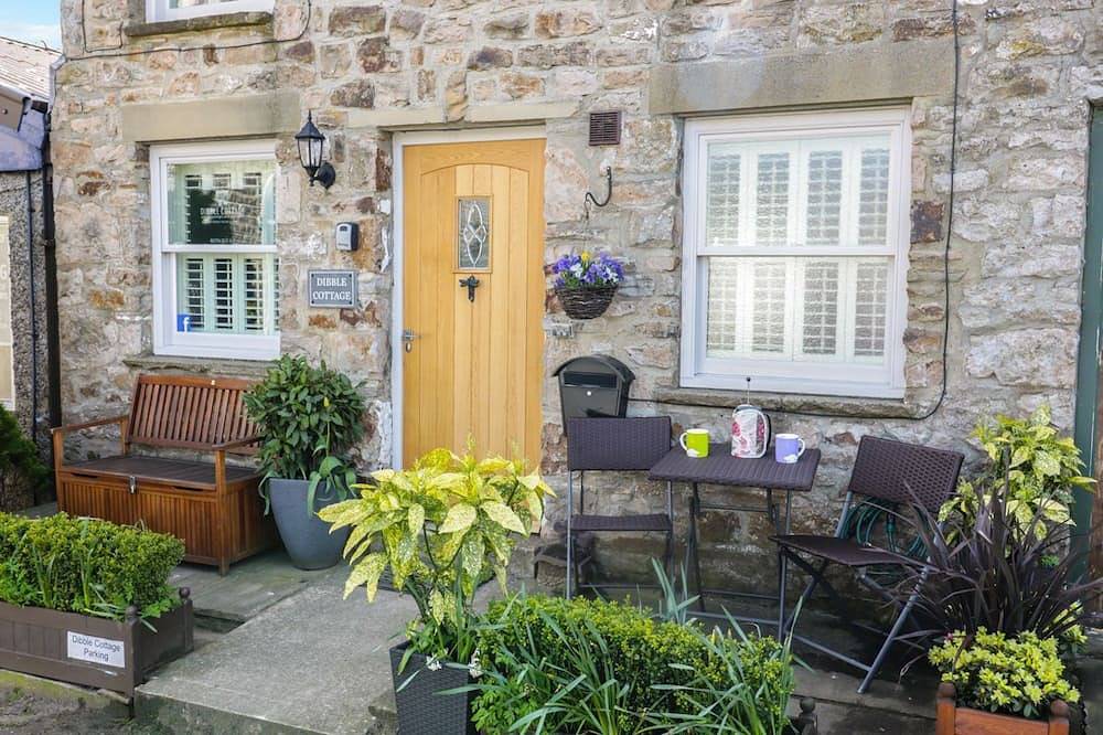 Dibble Cottage, pet friendly, character holiday cottage in Reeth in Reeth, Yorkshire Dales National Park